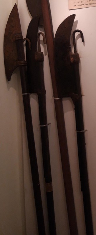 Pair_of_Lochaber_axes_from_Taymouth__right_and_left_axes__full_photo.jpg